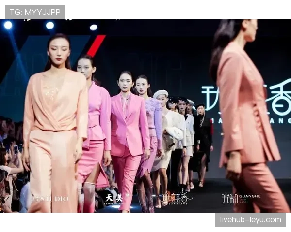 重塑视觉：卡卡引领技术美学新风潮，或将重塑未来足球装备设计趋势