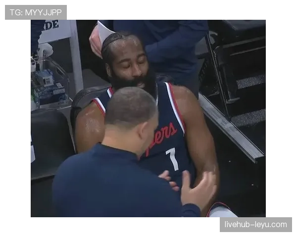 布克突破拉开与哈登得分差距 提升太阳关键时刻进攻效率