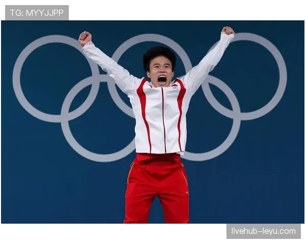 侯志慧赛前啃鸡腿，领奖台指甲油还没干