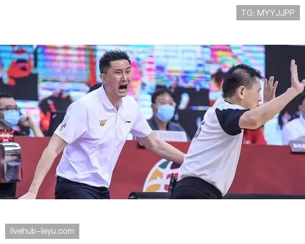 蒋圣龙家里冰箱贴满训练计划，朋友说他连喝口水都要掐表